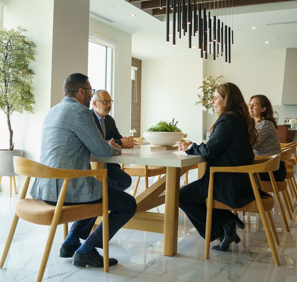 Équipe Alterio dans un bureau lumineux autour d'une table